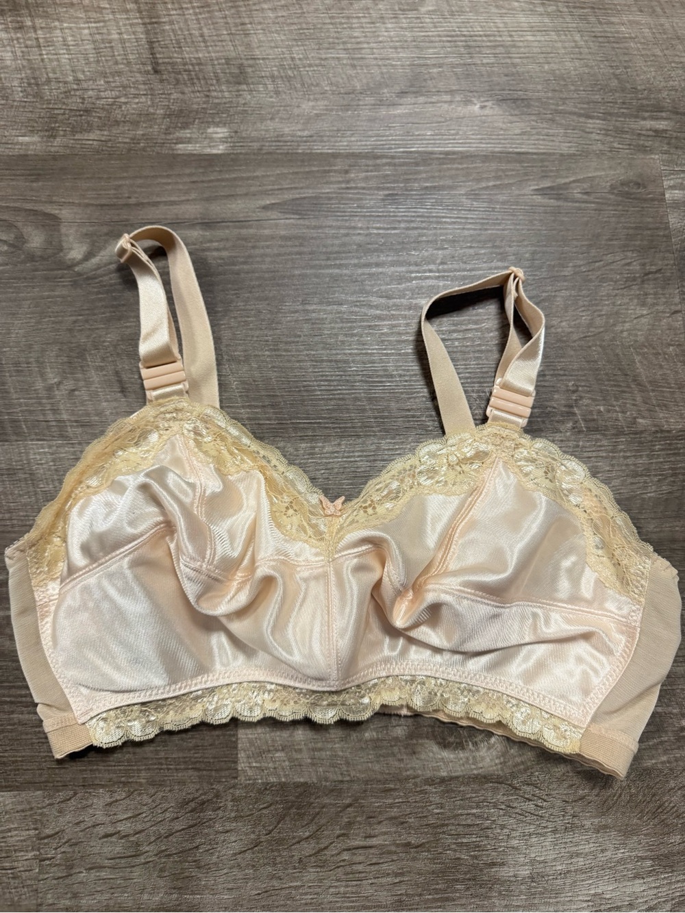 Vintage Lace Trim Bra Size 34GGG